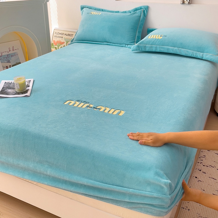 91家纺网 家纺一手货源 找家纺 言熙居 2024新款牛奶绒刺绣纯色360度全包床笠三件套 喵喵-浅蓝