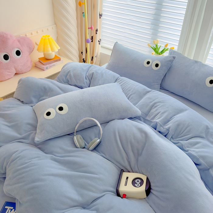 91家纺网 家纺一手货源 找家纺 2024新款牛奶绒毛巾绣四件套-超大大眼睛系列 大眼睛雾蓝