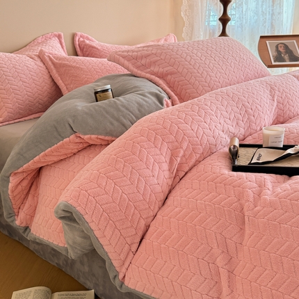 91家纺网 家纺一手货源 找家纺 全季家居 2024新款A类麦穗纹提花牛奶绒高克重加厚保暖四件套 粉玉+浅灰
