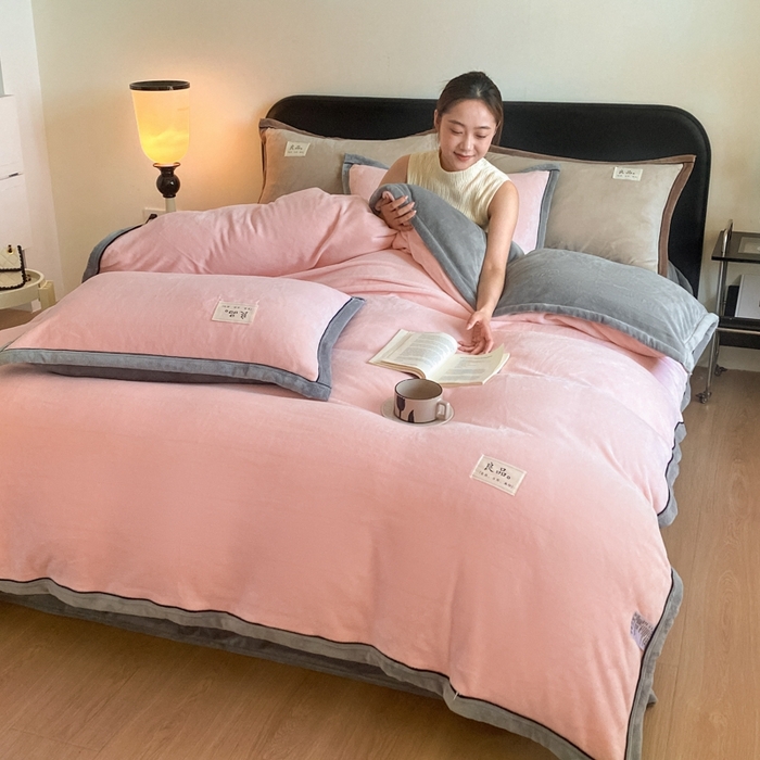 91家纺网 家纺一手货源 找家纺 澳梵家居 2024新款牛奶绒包边嵌绳款双拼四件套 水粉拼星际灰