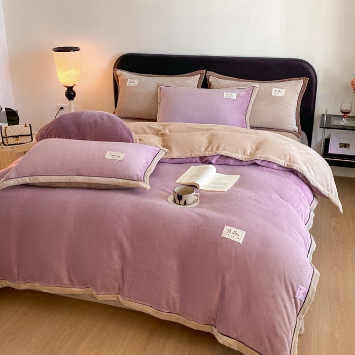 91家纺网 家纺一手货源 找家纺 澳梵家居 2024新款牛奶绒包边嵌绳款双拼四件套 芋泥紫拼米咖