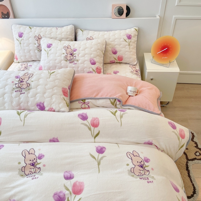 91家纺网 家纺一手货源 找家纺 2024新款A类牛奶绒包边款加厚保暖被套-印花款（机包边款）安妮兔