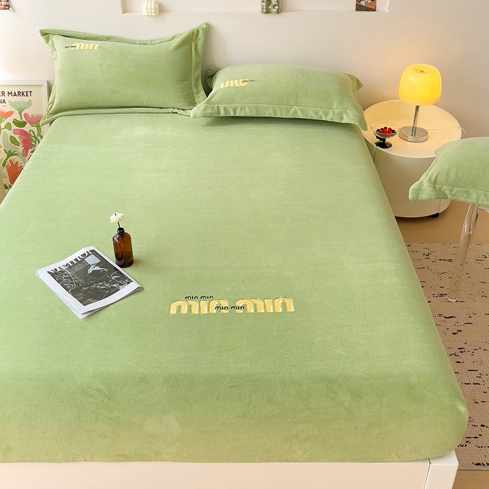 91家纺网 家纺一手货源 找家纺 言熙居 2024新款牛奶绒刺绣纯色360度全包床笠三件套 喵喵-绿