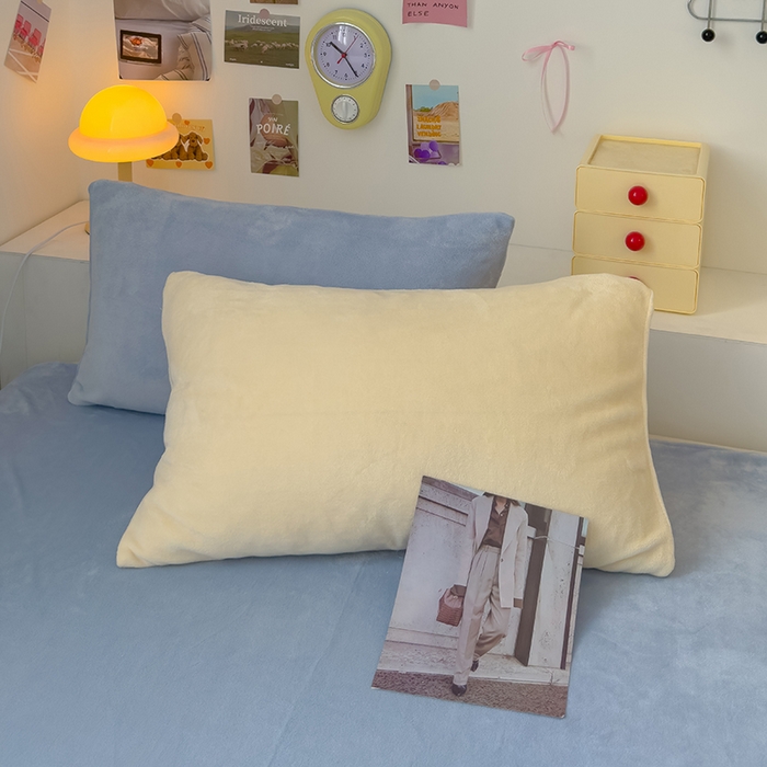 91家纺网 家纺一手货源 找家纺 2024新款高克重亲肤牛奶绒四件套-场景二 奶黄+蓝