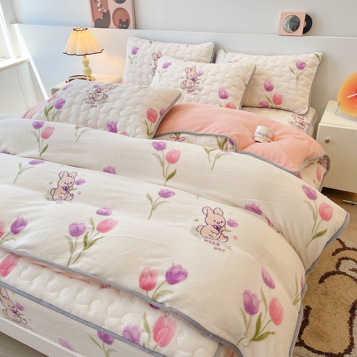 91家纺网 家纺一手货源 找家纺 2024新款A类牛奶绒包边款加厚保暖被套-印花款（机包边款）安妮兔