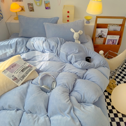 91家纺网 家纺一手货源 找家纺 2024新款高克重亲肤牛奶绒四件套-场景二 纯色雾蓝