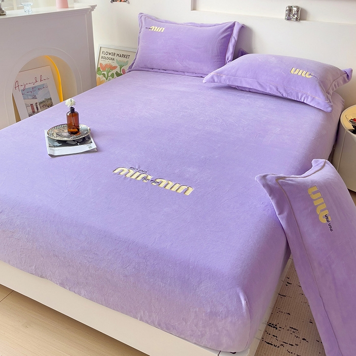 91家纺网 家纺一手货源 找家纺 言熙居 2024新款牛奶绒刺绣纯色360度全包床笠三件套 喵喵-紫