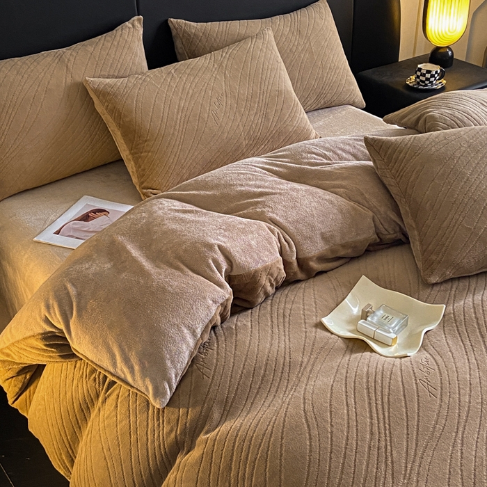 91家纺网 家纺一手货源 找家纺 2024新款立体浮雕保暖加厚牛奶绒四件套 似水流年