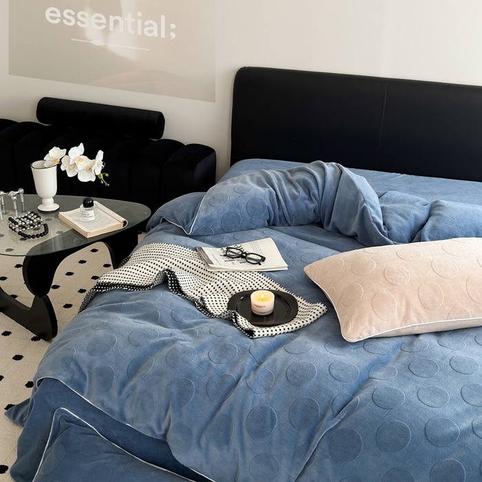 91家纺网 家纺一手货源 找家纺 潘朵拉家纺 2024新款雕花波点系列牛奶绒四件套 波尔卡-远峰蓝