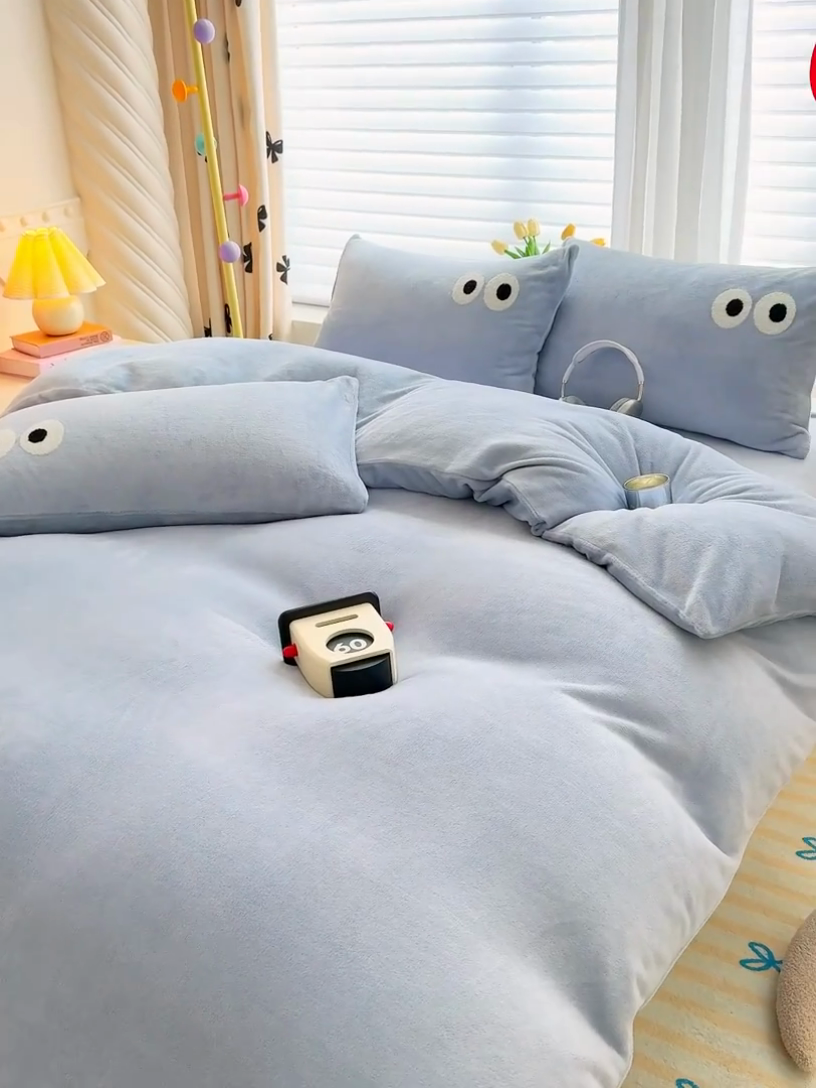 91家纺网 家纺一手货源 找家纺 2024新款牛奶绒毛巾绣四件套-超大大眼睛系列 大眼睛雾蓝