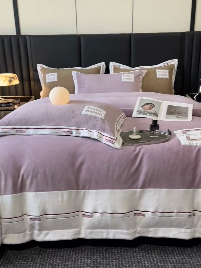 91家纺网 家纺一手货源 找家纺 苏木年华 2024新款无印良品风230克全消光牛奶绒大拼角压线刺绣四件套-塔莉 塔莉-紫