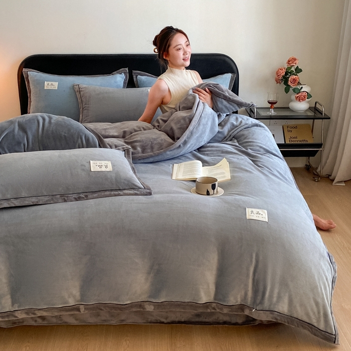 91家纺网 家纺一手货源 找家纺 澳梵家居 2024新款牛奶绒包边嵌绳款双拼四件套 星际灰拼古典灰