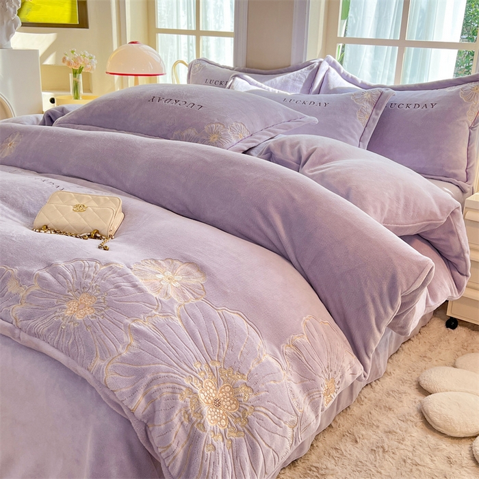 91家纺网 家纺一手货源 找家纺 绒棉世家 2025新款高端牛奶绒刺绣四件套-莫奈花园系列 莫奈花园-紫色