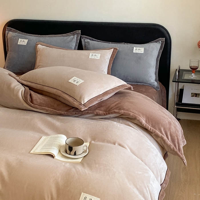 91家纺网 家纺一手货源 找家纺 澳梵家居 2024新款牛奶绒包边嵌绳款双拼四件套 杏仁配浅驼