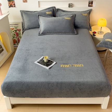 91家纺网 家纺一手货源 找家纺 言熙居 2024新款牛奶绒刺绣纯色360度全包床笠三件套 喵喵-灰