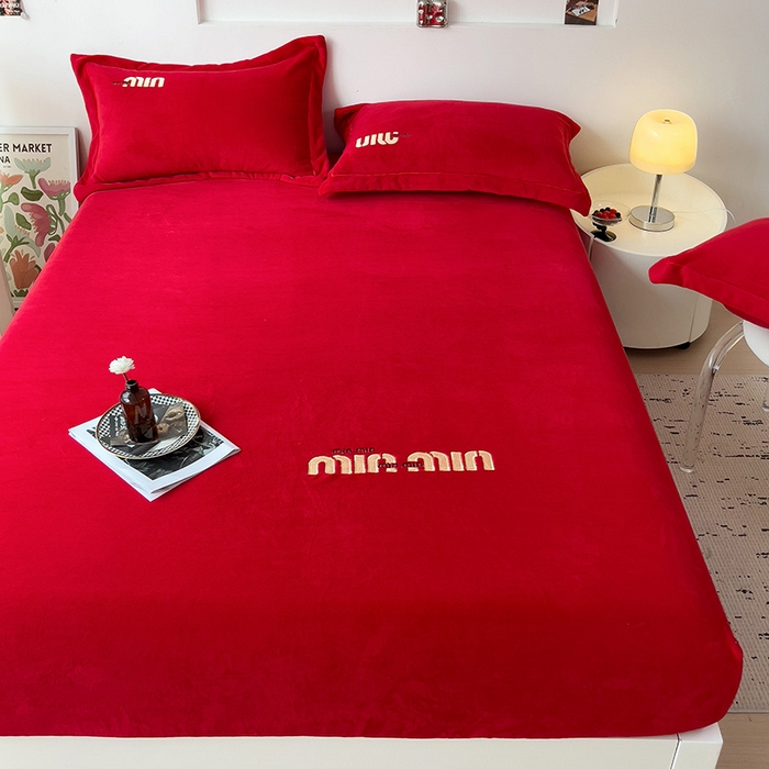 91家纺网 家纺一手货源 找家纺 言熙居 2024新款牛奶绒刺绣纯色360度全包床笠三件套 喵喵-红