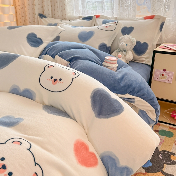 91家纺网 家纺一手货源 找家纺 全季家居 2024新款A类小清新印花牛奶绒高克重加厚保暖被套单件 爱心熊