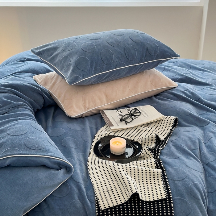 91家纺网 家纺一手货源 找家纺 潘朵拉家纺 2024新款雕花波点系列牛奶绒四件套 波尔卡-远峰蓝