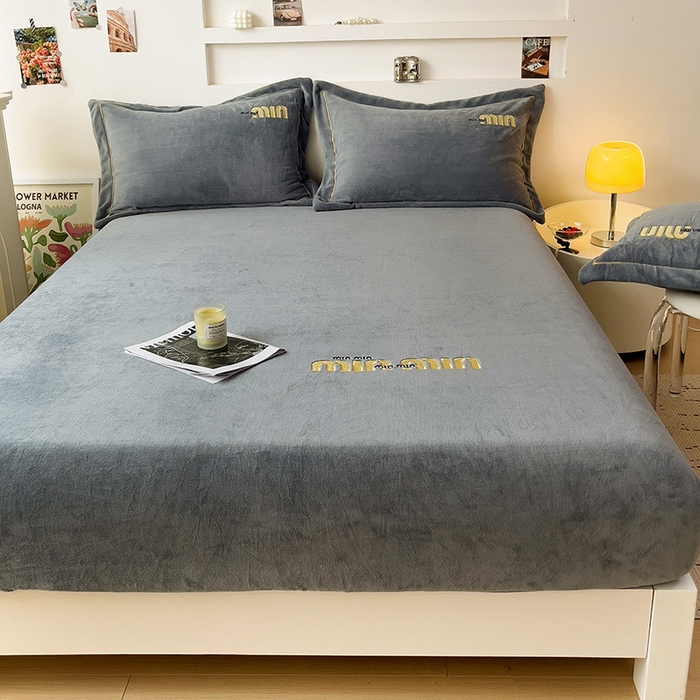 91家纺网 家纺一手货源 找家纺 言熙居 2024新款牛奶绒刺绣纯色360度全包床笠三件套 喵喵-灰