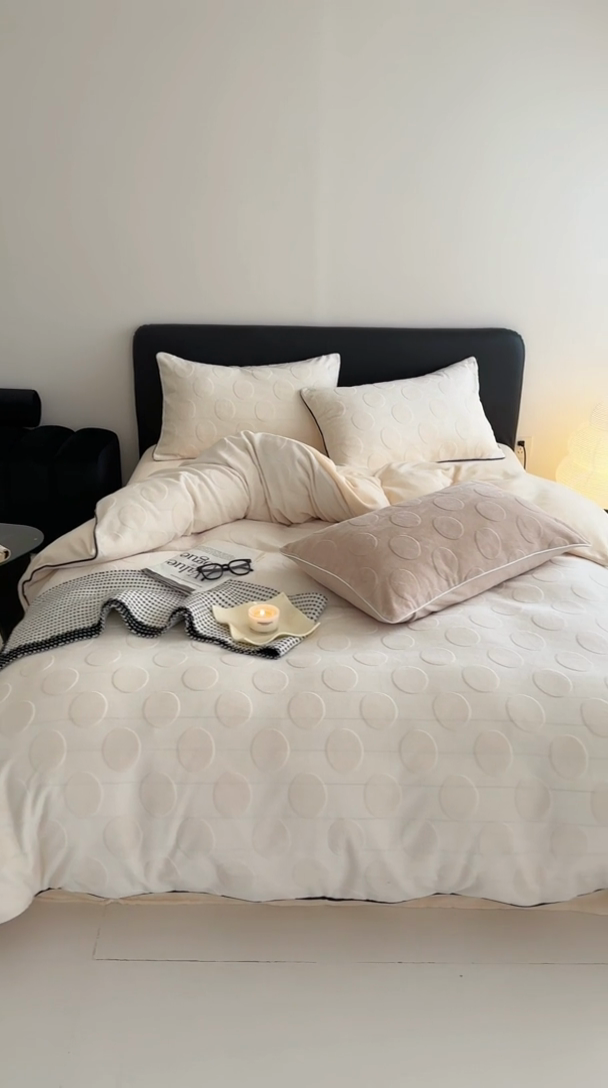 91家纺网 家纺一手货源 找家纺 潘朵拉家纺 2024新款雕花波点系列牛奶绒四件套 波尔卡-奶白