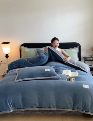 91家纺网 家纺一手货源 找家纺 澳梵家居 2024新款牛奶绒包边嵌绳款双拼四件套 复古蓝拼星际灰