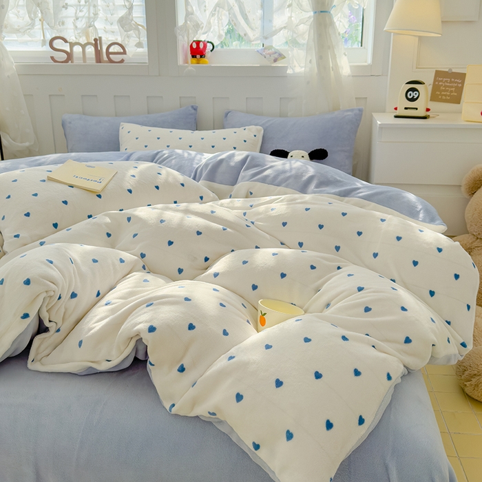 91家纺网 家纺一手货源 找家纺 2024新款高克重亲肤牛奶绒四件套-场景一 蓝爱心