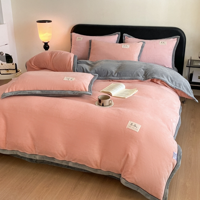 91家纺网 家纺一手货源 找家纺 澳梵家居 2024新款牛奶绒包边嵌绳款双拼四件套 粉玉拼星际灰