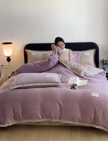 91家纺网 家纺一手货源 找家纺 澳梵家居 2024新款牛奶绒包边嵌绳款双拼四件套 芋泥紫拼米咖