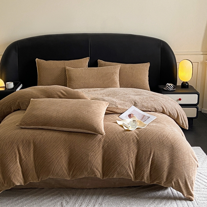 91家纺网 家纺一手货源 找家纺 2024新款立体浮雕保暖加厚牛奶绒四件套 似水流年