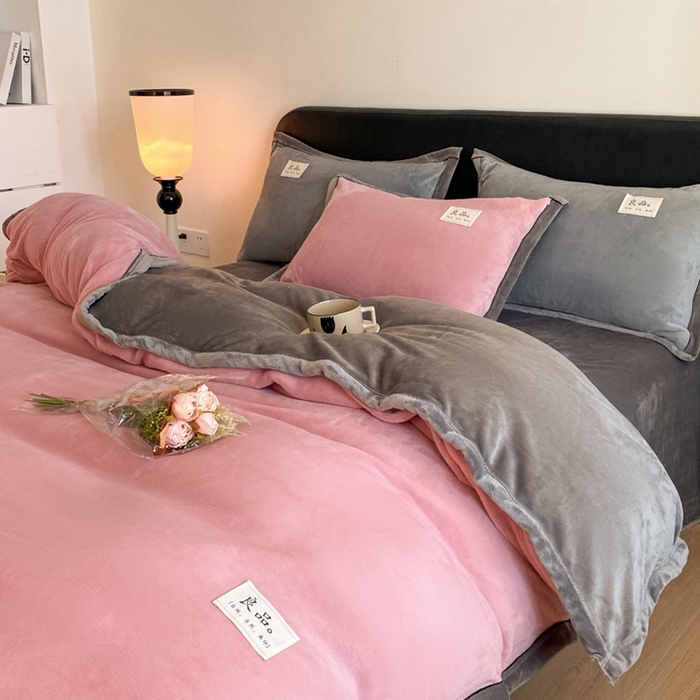 91家纺网 家纺一手货源 找家纺 澳梵家居 2024新款牛奶绒包边嵌绳款双拼四件套 豆沙粉拼星际灰