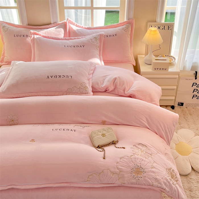91家纺网 家纺一手货源 找家纺 绒棉世家 2025新款高端牛奶绒刺绣四件套-莫奈花园系列 莫奈花园-粉色