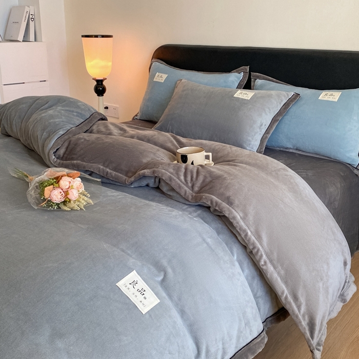 91家纺网 家纺一手货源 找家纺 澳梵家居 2024新款牛奶绒包边嵌绳款双拼四件套 星际灰拼古典灰