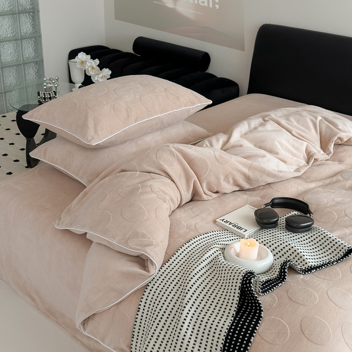 91家纺网 家纺一手货源 找家纺 潘朵拉家纺 2024新款雕花波点系列牛奶绒四件套 波尔卡-奶驼