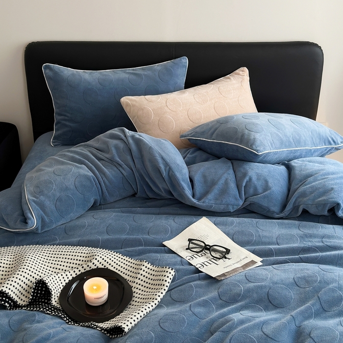 91家纺网 家纺一手货源 找家纺 潘朵拉家纺 2024新款雕花波点系列牛奶绒四件套 波尔卡-远峰蓝