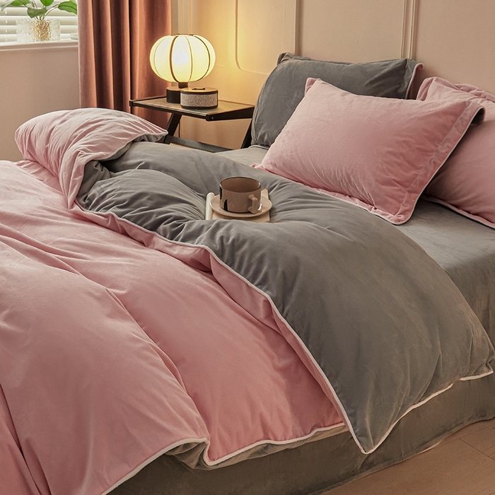 91家纺网 家纺一手货源 找家纺 澳梵家居 澳梵家居 2024新款A类宝宝绒嵌绳款四件套--【雅致系列】 浅粉+灰