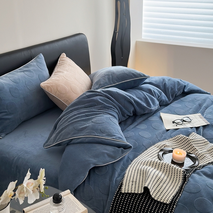 91家纺网 家纺一手货源 找家纺 潘朵拉家纺 2024新款雕花波点系列牛奶绒四件套 波尔卡-远峰蓝