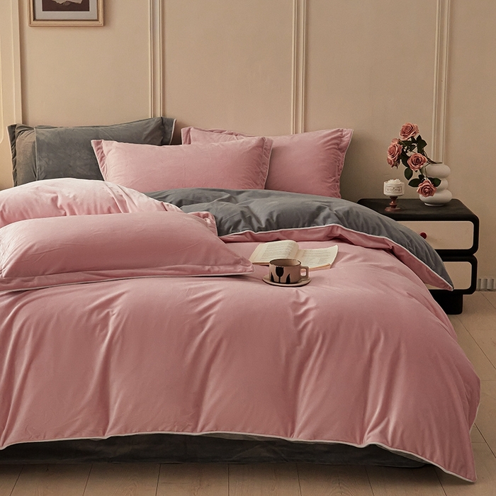 91家纺网 家纺一手货源 找家纺 澳梵家居 澳梵家居 2024新款A类宝宝绒嵌绳款四件套--【雅致系列】 浅粉+灰