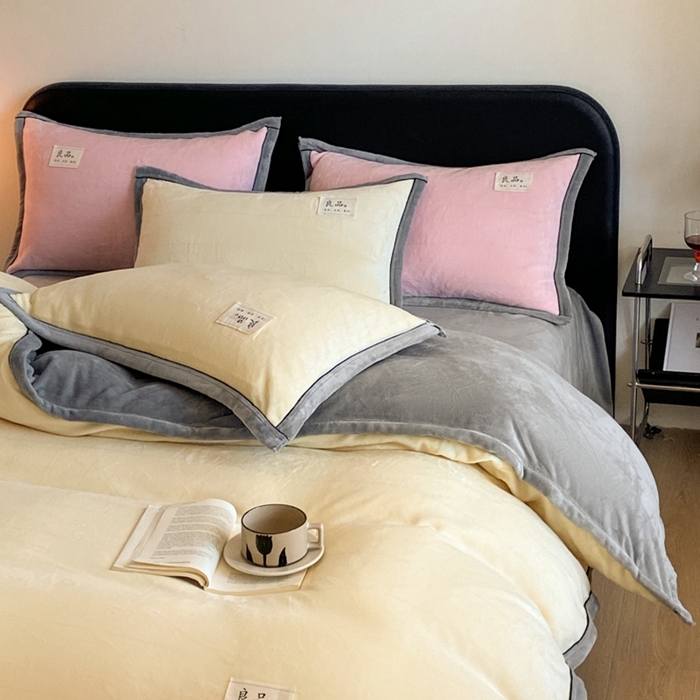 91家纺网 家纺一手货源 找家纺 澳梵家居 2024新款牛奶绒包边嵌绳款双拼四件套 嫩黄拼星际灰