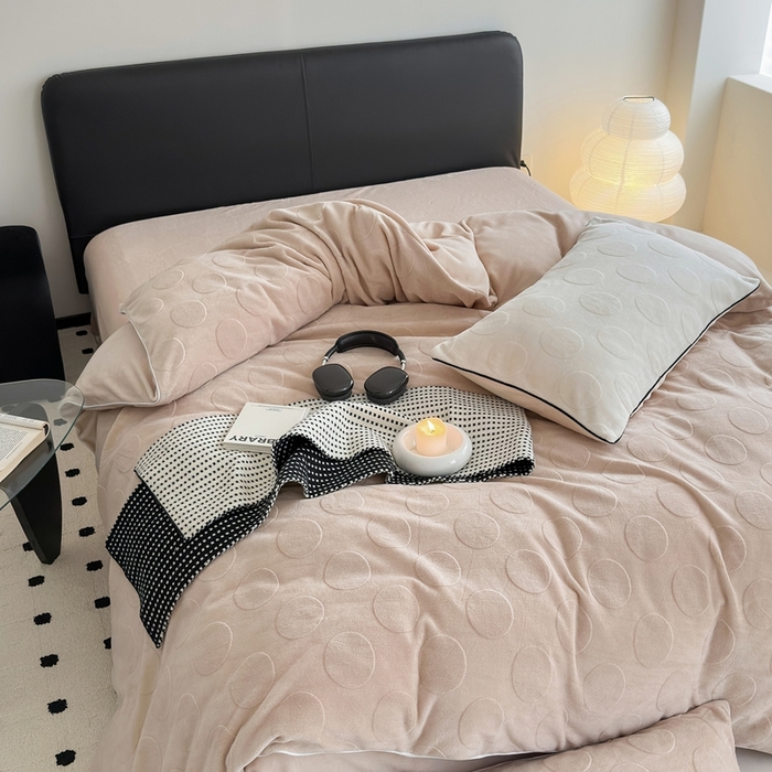 91家纺网 家纺一手货源 找家纺 潘朵拉家纺 2024新款雕花波点系列牛奶绒四件套 波尔卡-奶驼