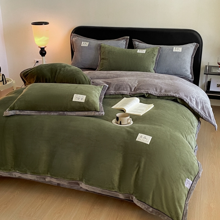 91家纺网 家纺一手货源 找家纺 澳梵家居 2024新款牛奶绒包边嵌绳款双拼四件套 橄榄绿拼星际灰