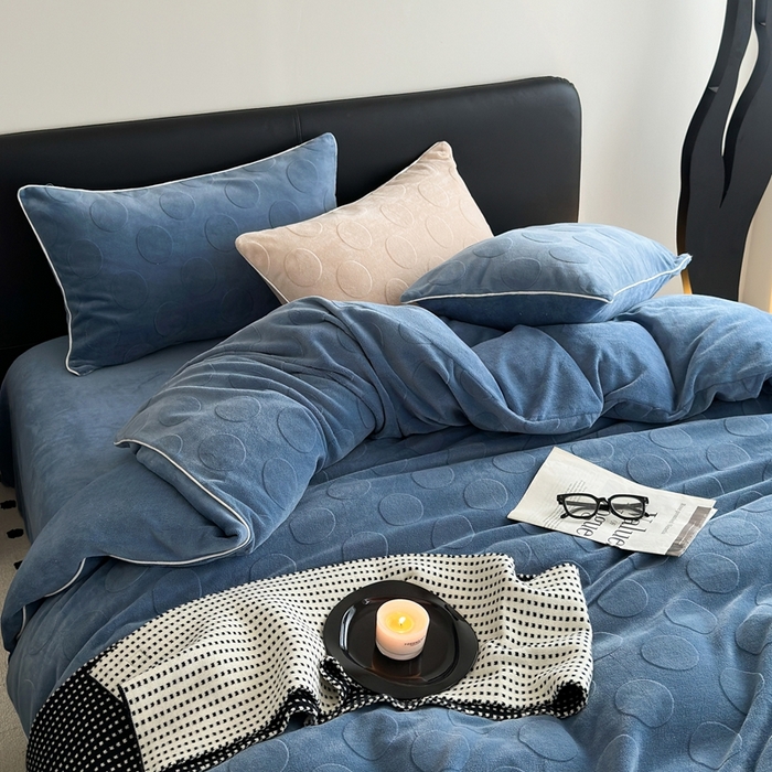 91家纺网 家纺一手货源 找家纺 潘朵拉家纺 2024新款雕花波点系列牛奶绒四件套 波尔卡-远峰蓝