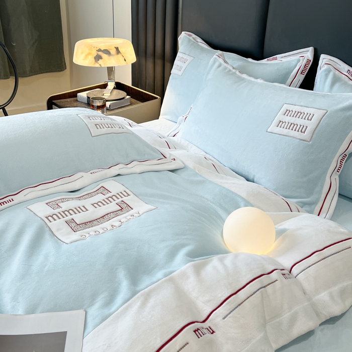 91家纺网 家纺一手货源 找家纺 苏木年华 2024新款无印良品风230克全消光牛奶绒大拼角压线刺绣四件套-塔莉 塔莉-轻蓝
