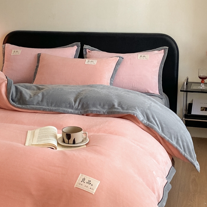 91家纺网 家纺一手货源 找家纺 澳梵家居 2024新款牛奶绒包边嵌绳款双拼四件套 粉玉拼星际灰