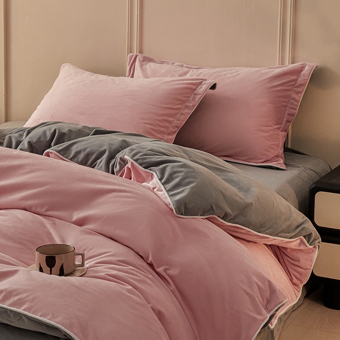 91家纺网 家纺一手货源 找家纺 澳梵家居 澳梵家居 2024新款A类宝宝绒嵌绳款四件套--【雅致系列】 浅粉+灰