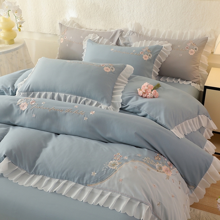 91家纺网 家纺一手货源 找家纺 艾米家居 2025新款秋冬加厚铂金磨毛刺绣花边四件套-花涧 花涧-雾霾蓝