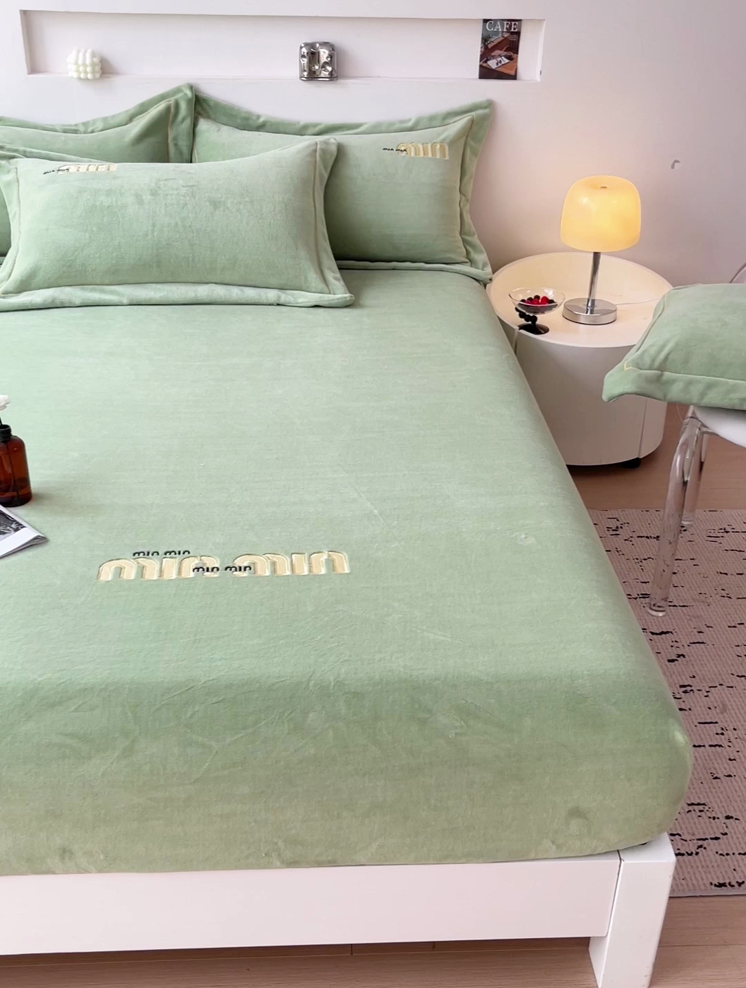 91家纺网 家纺一手货源 找家纺 言熙居 2024新款牛奶绒刺绣纯色360度全包床笠三件套 喵喵-绿