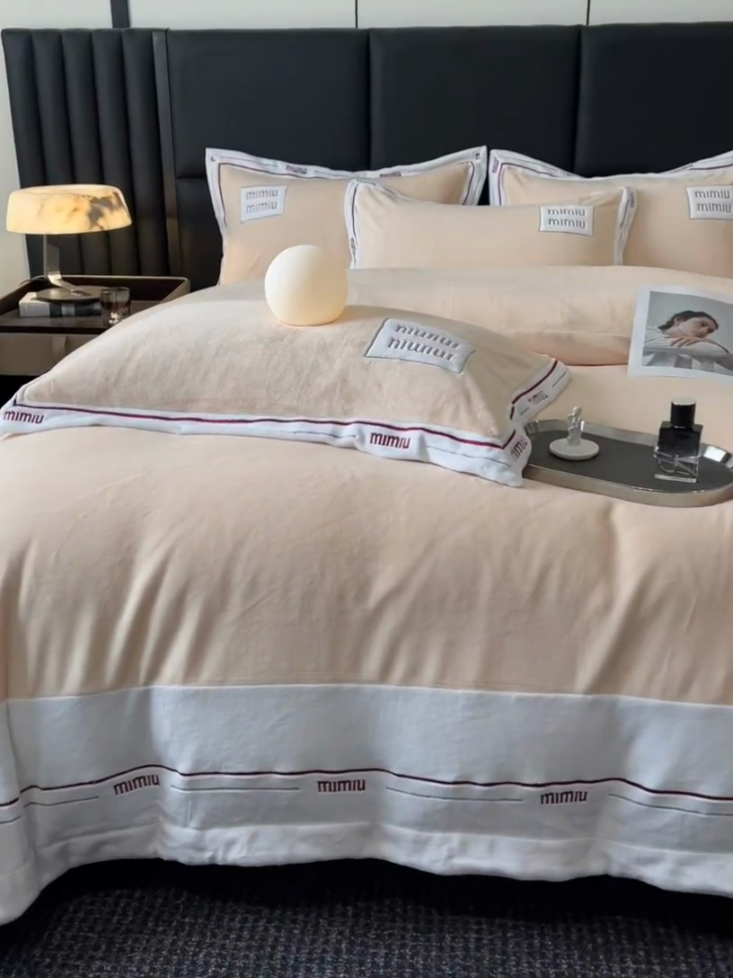 91家纺网 家纺一手货源 找家纺 苏木年华 2024新款无印良品风230克全消光牛奶绒大拼角压线刺绣四件套-塔莉 塔莉-黄