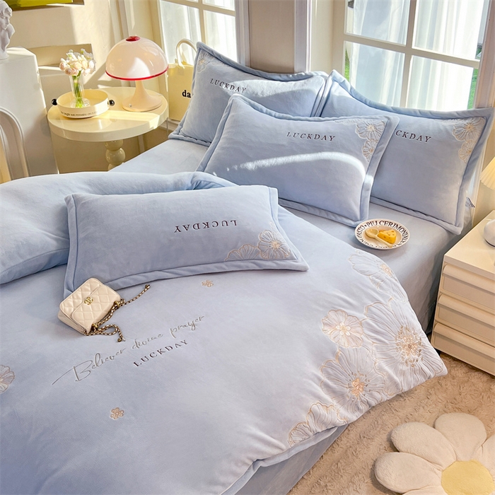 91家纺网 家纺一手货源 找家纺 绒棉世家 2025新款高端牛奶绒刺绣四件套-莫奈花园系列 莫奈花园-天蓝色
