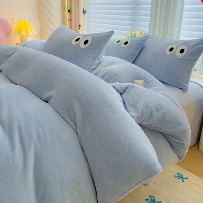 91家纺网 家纺一手货源 找家纺 2024新款牛奶绒毛巾绣四件套-超大大眼睛系列 大眼睛雾蓝