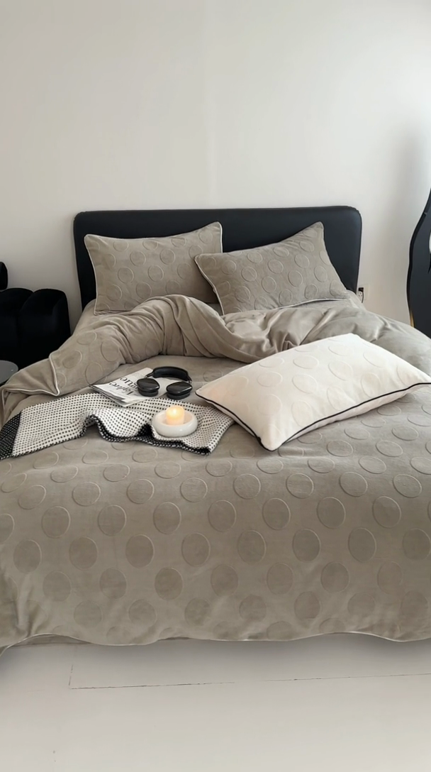 91家纺网 家纺一手货源 找家纺 潘朵拉家纺 2024新款雕花波点系列牛奶绒四件套 波尔卡-橄榄灰